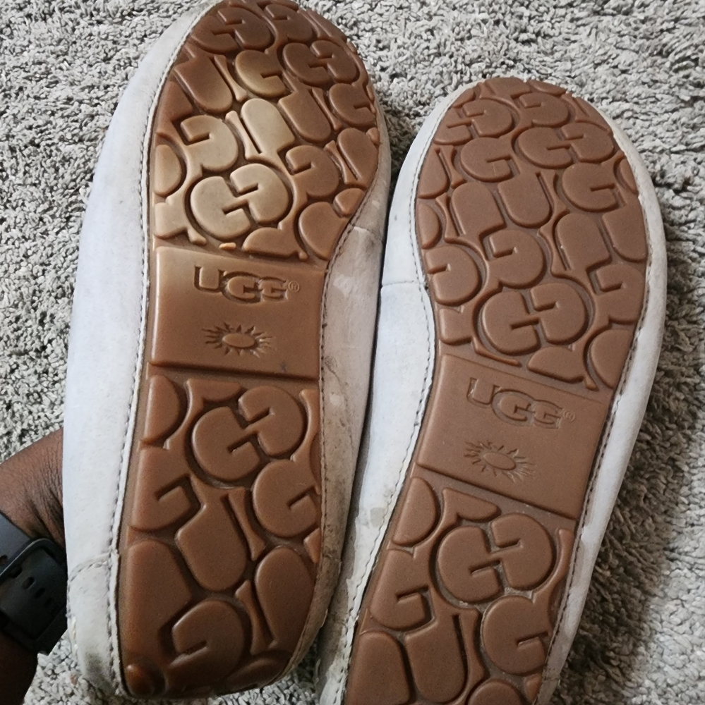 The Ansley slipper from UGG® offers the ultimate in luxury and comfort. - Picture 5 of 6